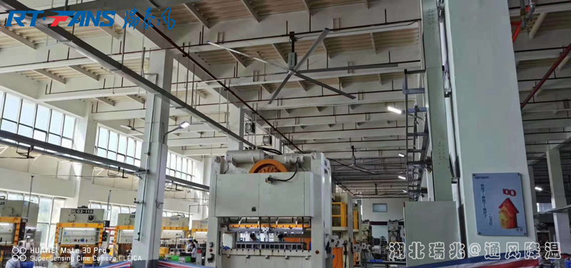 夏日炎炎，你的企业需要安装一款工业大风扇帮你迅速解决高大车间的通风降温难题！